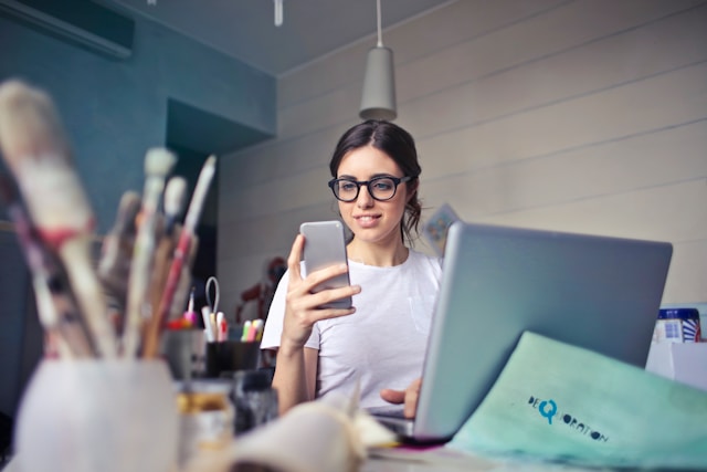 girl with phone and brushes